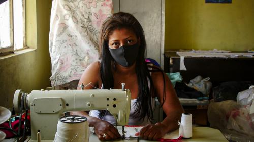 Elciene makes facemasks for her community